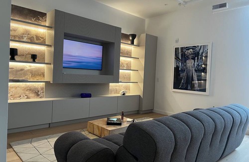Davenport Apartment | Luxury 1BR w/ensuite, skylit dining, Powder Rm, Kitchen, balcony & pet services