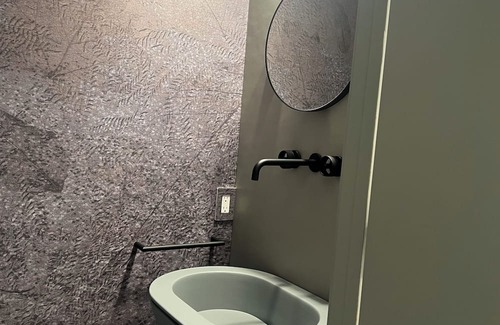 Davenport Apartment | Luxury 1BR w/ensuite, skylit dining, Powder Rm, Kitchen, balcony & pet services