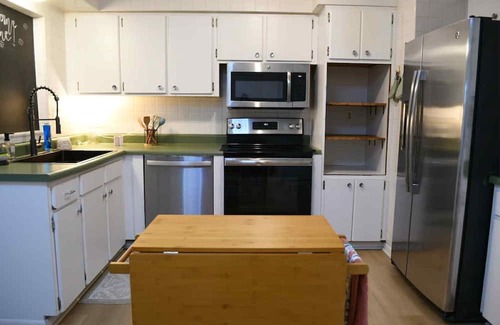 Deltona Lakes Cottage | Blue Heron Cottage Cozy 2 BR Sleeps 6 + Fire Pit