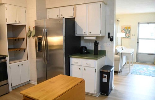 Deltona Lakes Cottage | Blue Heron Cottage Cozy 2 BR Sleeps 6 + Fire Pit