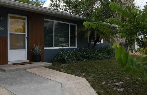 Deltona Lakes Cottage | Blue Heron Cottage Cozy 2 BR Sleeps 6 + Fire Pit