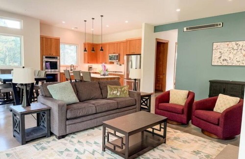 Husum House | Gated luxury home along the White Salmon River