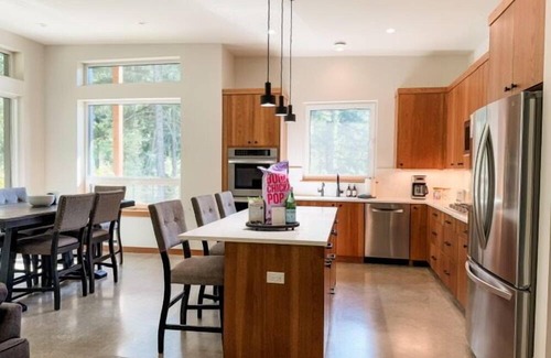 Husum House | Gated luxury home along the White Salmon River