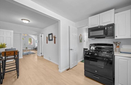 Island Lake Cottage | Charming 2-bedroom cottage, pet friendly, fenced yard, near Fox River!