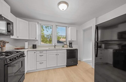 Island Lake Cottage | Charming 2-bedroom cottage, pet friendly, fenced yard, near Fox River!