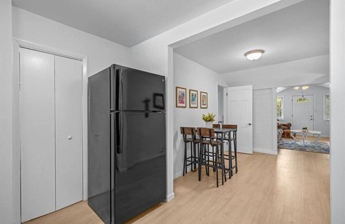 Island Lake Cottage | Charming 2-bedroom cottage, pet friendly, fenced yard, near Fox River!