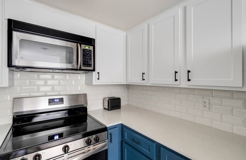 Waller Creek District Apartment | Blueground | Downtown Austin, pool, nr Texas State Capitol