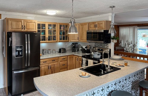 Monmouth House | Charming Four-Season Lakehouse with Scenic Views and Activities for All Ages