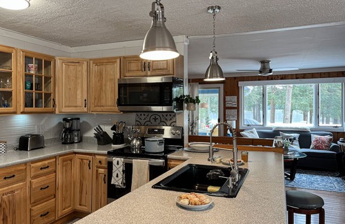 Monmouth House | Charming Four-Season Lakehouse with Scenic Views and Activities for All Ages