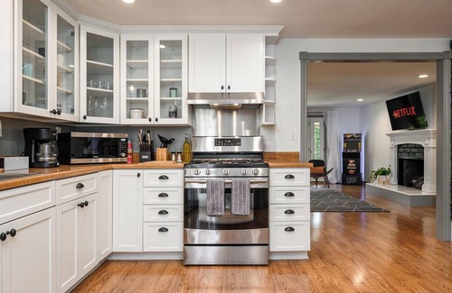 Placentia House | Chic 4BR Entertainer - Arcade & CLOSE to Disney