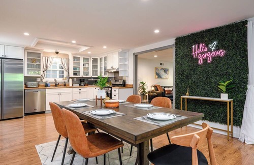 Placentia House | Chic 4BR Entertainer - Arcade & CLOSE to Disney