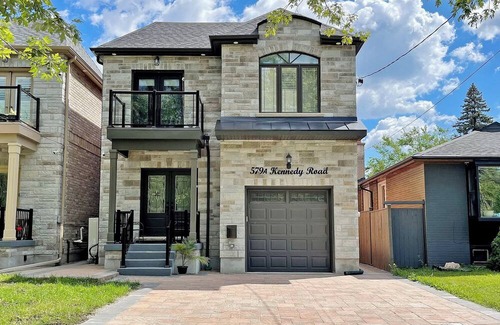 Kennedy Park Apartment | Spacious 2 Bedroom Basement