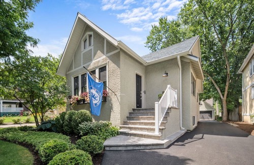 Western Springs House | Ruby’s Retreat - 4BD/3BA+Office in Western Springs