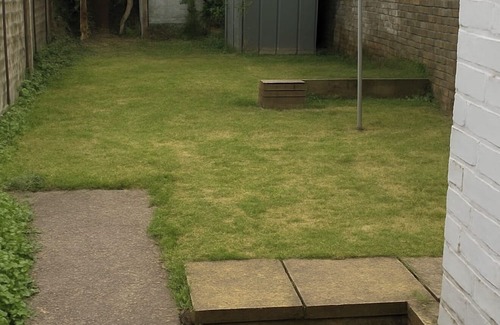 Gillingham House | Modern 2/3-Bed | Close to Stn | Pool Table | Long Stays & Contractors Welcome