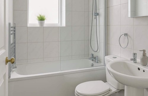 Gillingham House | Modern 2/3-Bed | Close to Stn | Pool Table | Long Stays & Contractors Welcome