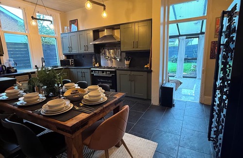 Cyncoed House | Stylish, Spacious City Hideaway - Sleeps up to 9