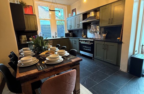 Cyncoed House | Stylish, Spacious City Hideaway - Sleeps up to 9