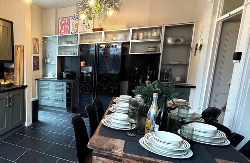 Cyncoed House | Stylish, Spacious City Hideaway - Sleeps up to 9