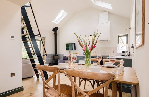 Quedgeley Cottage | Beautifully presented holiday home in the Cotswolds with pretty balcony - The Old Workshop