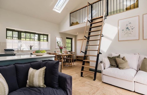 Quedgeley Cottage | Beautifully presented holiday home in the Cotswolds with pretty balcony - The Old Workshop