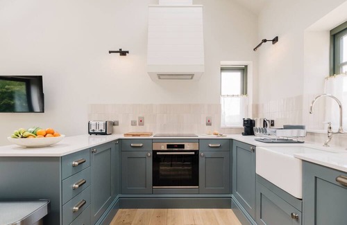 Quedgeley Cottage | Beautifully presented holiday home in the Cotswolds with pretty balcony - The Old Workshop
