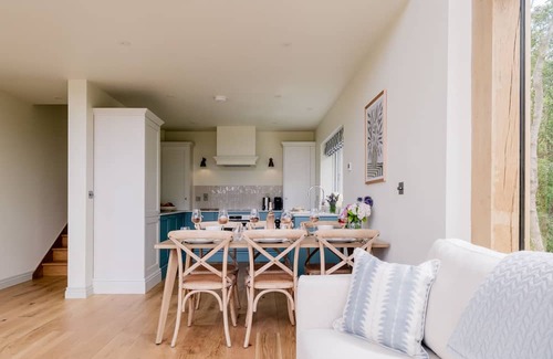 Quedgeley Cottage | Beautifully presented holiday home in the Cotswolds with amazing views - The Tractor Shed