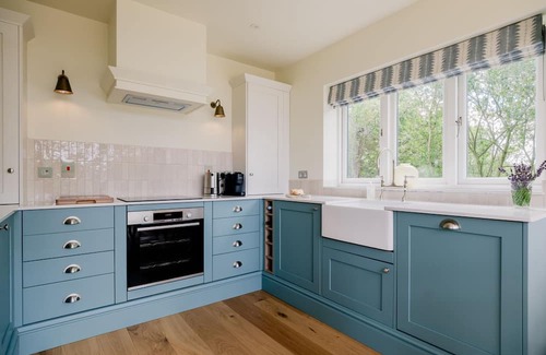 Quedgeley Cottage | Beautifully presented holiday home in the Cotswolds with amazing views - The Tractor Shed