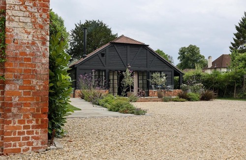 Fetcham House | Charming 2-bedroom bungalow in delightful Fetcham with fitness room