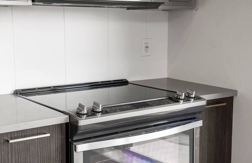 East Village Apartment | Skyline Retreat| Downtown| Saddledome