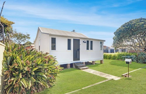 Harrington Cottage | Fisherman's Cottage - Walk to Pub, Club and River!