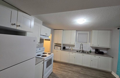 Medicine Hat House | Cozy 1BR Suite | Free Wi-Fi + Netflix | Near Downtown Medicine Hat