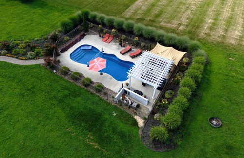 Mertztown House | Country Home Hot tub, Sauna, Pool table. 10 minutes from Bear Creek Ski Resort