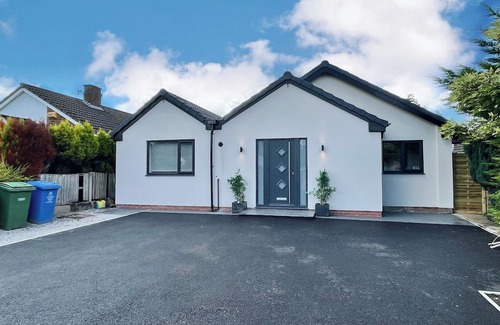 Trafford House | House in Hale With Hot Tub