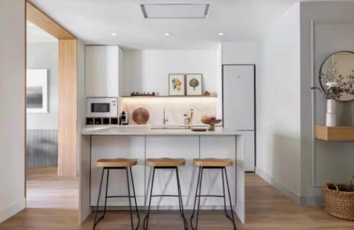 L'Antiga Esquerra de l'Eixample Apartment | Bright Living Spaces with Catalan Charm