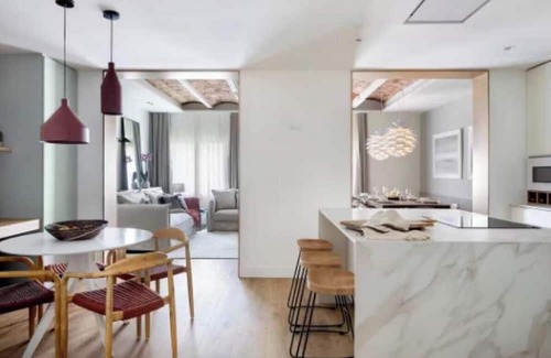 L'Antiga Esquerra de l'Eixample Apartment | Bright Living Spaces with Catalan Charm