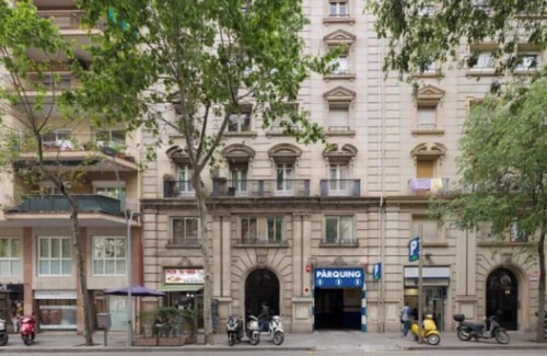 L'Antiga Esquerra de l'Eixample Apartment | Bright Living Spaces with Catalan Charm