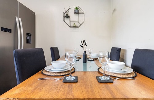 Dartford House | Luxury 3BR Sleeps 8 Parking