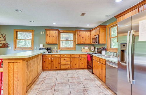 Blissfield House | 23 Mi to Mohican SP: Group-Ready Lodge w/Hot Tub
