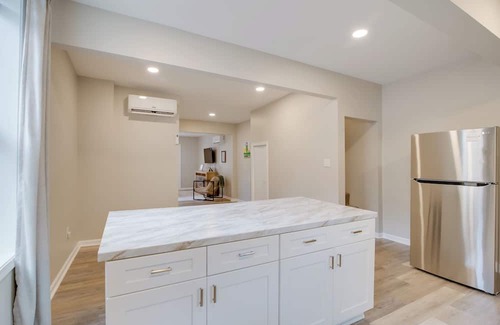 Bowling Green House | Walk to WKU, Bars & Dining! Updated Duplex Home