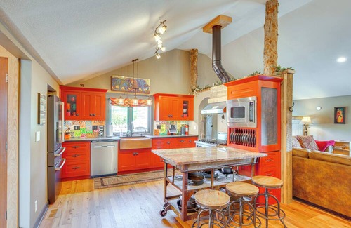 Excelsior Springs Cabin | Stay & Sip: Group Ranch at Shamrock Hills Vineyard