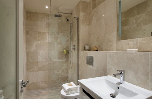 Winchcombe Cabin | Unique Cotswold getaway ideal for family celebrations/weddings/corporate