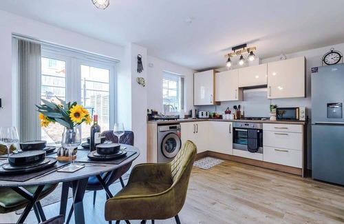 Stoke-on-Trent House | Stylish Stoke-on-Trent 3 Bed - Parking, Long Stays