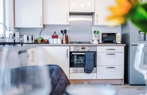 Stoke-on-Trent House | Stylish Stoke-on-Trent 3 Bed - Parking, Long Stays