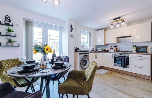 Stoke-on-Trent House | Stylish Stoke-on-Trent 3 Bed - Parking, Long Stays