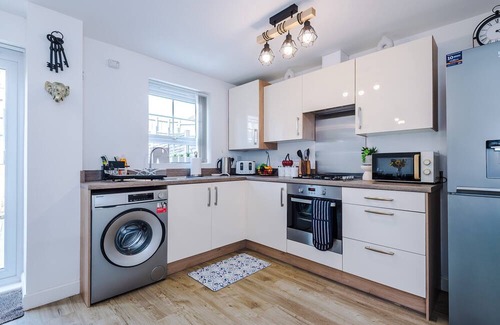 Stoke-on-Trent House | Stylish Stoke-on-Trent 3 Bed - Parking, Long Stays