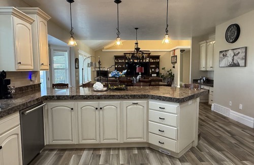Nephi House | Charming 4-bed 3.5 bath house w/mountain views in Nephi - sleeps up to 10 guests