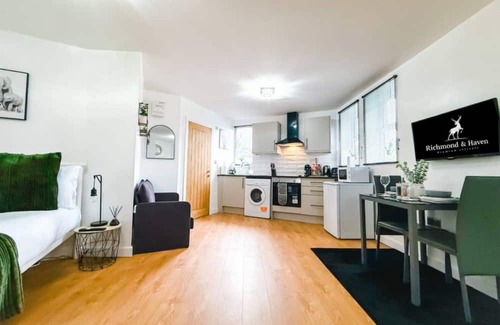 Pudsey Apartment | Chic studio, sleeps 2, free parking