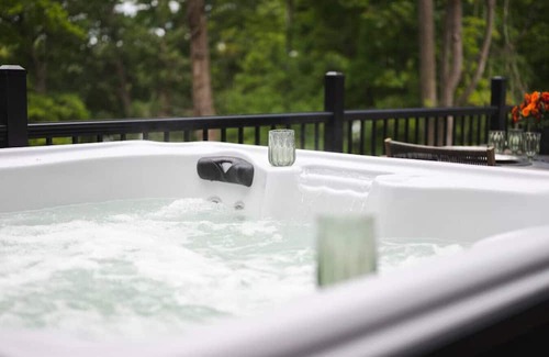 Alpena House | Newly Built|Riverfront|Kayaks|Hot tub|King|AC