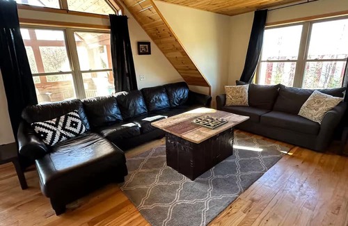 New Lisbon Cabin | Charming 2-bedroom Loft cabin in serene New Lisbon