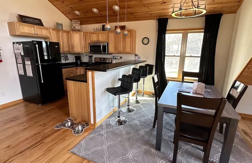 New Lisbon Cabin | Charming 2-bedroom Loft cabin in serene New Lisbon